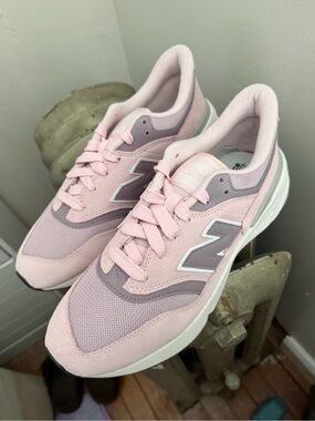 New Balance Unisex 997R Rose Sugar/Ice Wine (Men 10.5 Medium Women 12 Medium)